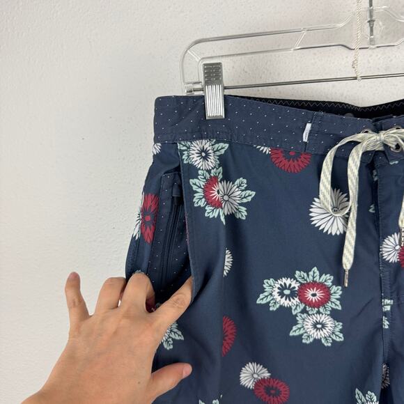 Vuori Men's Equator Board Short - Picture 2 of 4